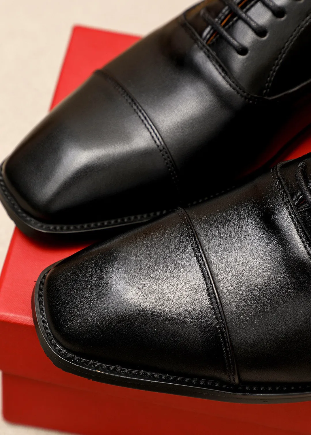 Men's shoes 💰480 💐 Product trademark: Ferragamo "Ferragamo" business leather shoes Regular size: 38-44 (45.46🉑️customized) Product materials: Selected imported calfskin upper, imported water-dyed cowhide leather lining. Strong three-dimensional visual effect, rubber outsole Color: 2⃣️colors available